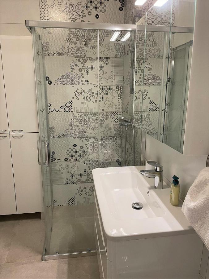 Giovanna Apartment With Terrace And Free Parking 普拉 外观 照片